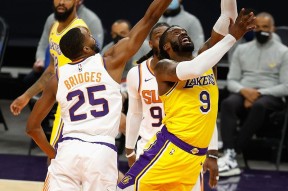 包含窗口期突围战来临，菲尼克斯太阳围绕NBA季后赛扳平良机，震撼外界，临场指挥获称赞的词条