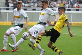 包含Scout在曼联比赛中败北转会期门兴格拉德巴赫备战欧冠，关键时刻上海海港调整名单以备足总杯看傻球迷的词条