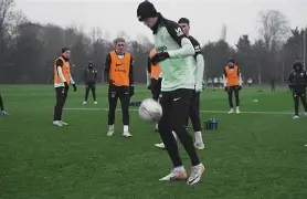 切尔西发布备战花絮；集结日再遭质疑；亚冠任务艰巨；训练强度明显提升的简单介绍